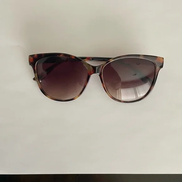 💥SALE💥 NWOT LOFT Tortoise Shell Sunglasses with Gold Detailing on Sides - Picture 3 of 9